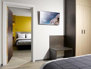 奥贝奈One Loft Appart的客房设有带一张床和镜子的卧室