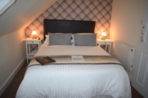 邓韦根特伯斯酒店的一间卧室配有一张带2个床头柜的大床
