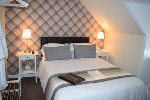 邓韦根特伯斯酒店的一间卧室配有一张带2个床头柜的大床
