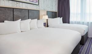 谢菲尔德Leonardo Hotel Sheffield的配有白色枕头的酒店客房内的两张床