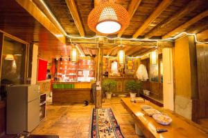 香格里拉香格里拉古城远方的家格萨吉布客栈的大房间设有桌子和厨房