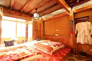 香格里拉香格里拉古城远方的家格萨吉布客栈的卧室配有一张床