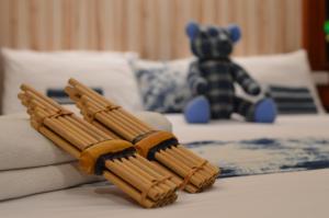 乌隆他尼UD首府酒店的一堆木棍和泰迪熊放在床上
