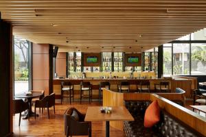 库塔巴厘岛大使酒店的餐厅设有酒吧,配有桌椅