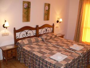 内尔哈卡萨诺瓦公寓酒店的一间卧室配有一张带 ⁇ 床罩的床