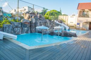 佩雷贝勒卡萨佛罗里达Spa及酒店的一个带瀑布和水滑梯的游泳池