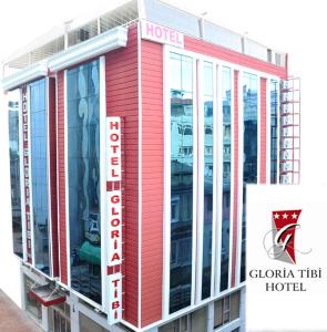 萨姆松格洛利亚迪比酒店的一座红色的建筑,带有古尔冈信托酒店