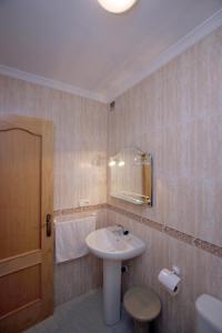 内尔哈卡萨诺瓦公寓酒店的一间带水槽和镜子的浴室