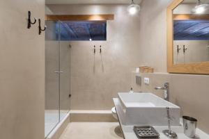巴塞罗那BCN兰布拉加泰罗尼亚公寓的带淋浴和盥洗盆的浴室