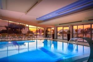 杜布罗夫尼克瓦拉马尔阿戈西酒店的一座大型游泳池,位于一座带窗户的建筑内