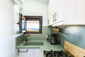 普拉坦斯Evita's Home, a romantic escape, By ThinkVilla的厨房设有水槽和窗户。