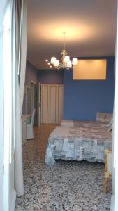 贾迪尼-纳克索斯B&B Villa Raineri的一间卧室设有两张床和蓝色的墙壁