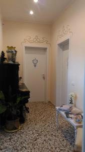 贾迪尼-纳克索斯B&B Villa Raineri的客厅设有桌子和门