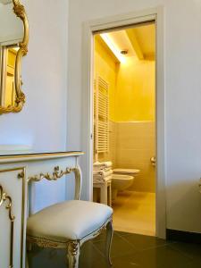 威尼斯马尔特酒店的一间带椅子和镜子的浴室