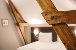 利赫滕福德Hotel de Koppelpaarden的一间卧室设有两张双层床和梯子
