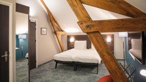 利赫滕福德Hotel de Koppelpaarden的卧室配有一张床