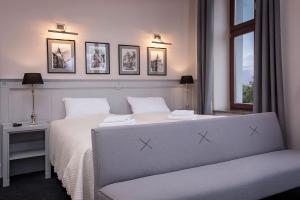 绿山城Hotel Retro B.A. Zientarski的卧室配有白色床、窗户和四柱床