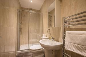 道格拉斯滨水公寓酒店的浴室配有卫生间、盥洗盆和淋浴。