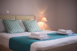贝尼蔡斯Magnolia Rooms的一间卧室配有带毛巾的床