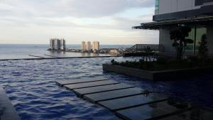 雅加达Robert's Condominium的一座水面建筑顶部的游泳池