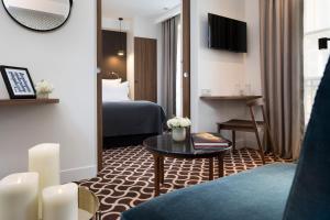 巴黎普拉帝酒店的酒店客房配有一张床铺和一张桌子。