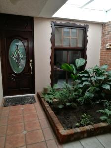 危地马拉Casa familiar La Arboleda的植物屋的前门