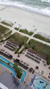 默特尔比奇JeffsCondos - 3 Bedroom - Breakers Resort的享有海滩度假村的空中景致