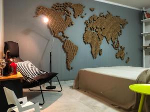 滨海波利尼亚诺Underground 22的墙上有一张世界地图的卧室