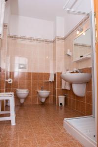 维耶斯泰Villa Fenice Bed & Breakfast的浴室设有2个卫生间、水槽和镜子