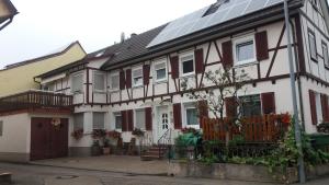 灵斯海姆普瑞美尔萨民宿的一座太阳能电池板的房子