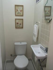 里约热内卢apartamento luxo copacabana的浴室配有白色卫生间和盥洗盆。