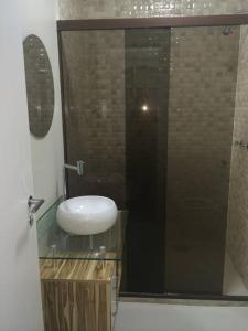 里约热内卢apartamento luxo copacabana的一间带水槽和镜子的浴室