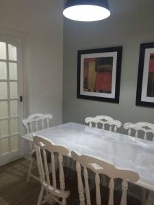 里约热内卢apartamento luxo copacabana的一间配备有白色桌椅的用餐室