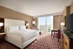 奥斯汀Fairmont Austin Gold Experience的酒店客房设有一张床和一个大窗户