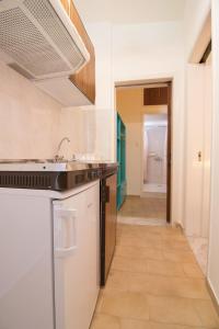 帕琉乔拉Niki Rooms的厨房配有水槽和炉灶