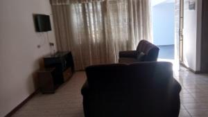 坎波斯杜若尔当Vista Bela的客厅配有两把椅子和窗户