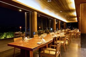 Hansar Samui Resort & Spa - SHA Extra Plus餐厅或其他用餐的地方