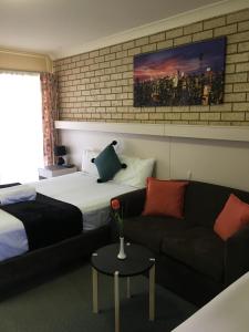 贡迪温迪乔利斯瓦格曼汽车旅馆的酒店客房,配有床和沙发