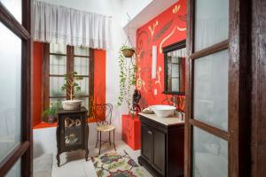 拉戈斯德莫雷诺泰特卡索娜酒店的一间带炉灶和红色墙壁的浴室