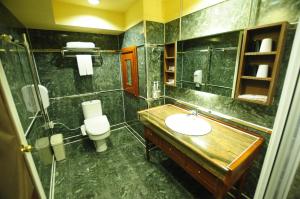 台东康桥商旅-台东馆的一间带水槽和卫生间的浴室
