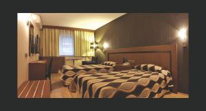 伊兹密尔苏苏卢酒店的一间酒店客房,房间内设有两张床