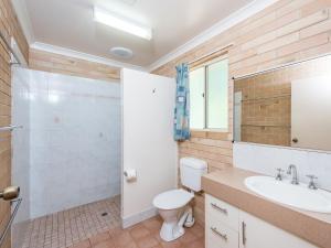 伍德盖特NRMA Woodgate Beach Holiday Park的浴室配有卫生间、盥洗盆和淋浴。