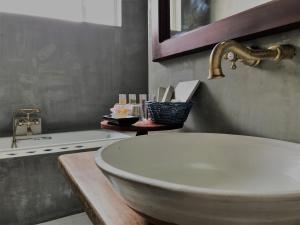 拉维尼亚山科扎锡兰酒店的浴室设有白色水槽和镜子