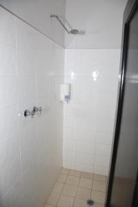 安特兰斯湖滨酒店的浴室设有白色瓷砖淋浴。