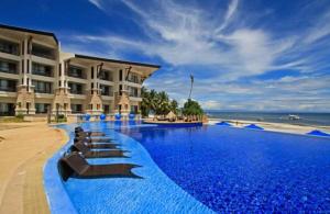 邦劳贝尔福度假酒店 的毗邻大海的大型游泳池的酒店