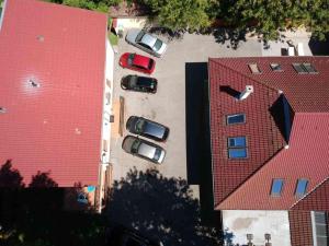 希欧福克Balaton Kinizsi Apartman的停车场内车辆的顶部景观