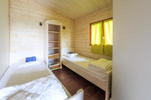 拉巴斯蒂德克莱朗斯Les Chalets de Pierretoun的小房间设有两张床和窗户