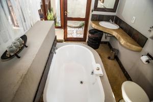 侯斯普瑞特Hoedspruit Raptors Lodge N16的带浴缸、卫生间和盥洗盆的浴室