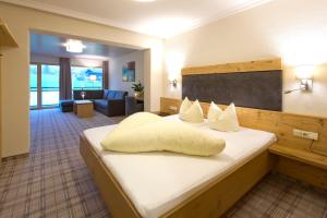 佩尔蒂绍伯格兰酒店的酒店客房设有床和客厅。
