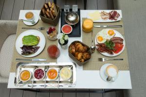 马德里马德里帕维里昂酒店的一张桌子,上面有早餐食品和饮料